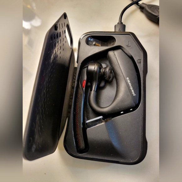 Plantronics Poly Voyager 5200 wireless headset - Picture 2 of 6